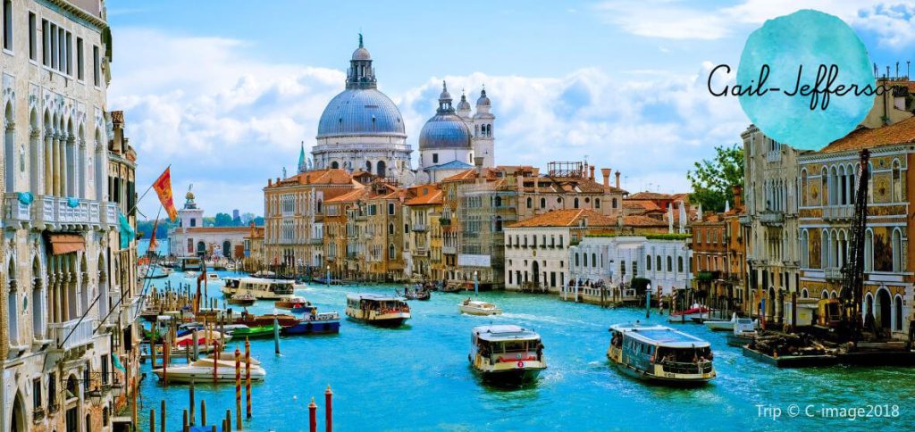 威尼斯市 对于很多情侣来说，蜜月的目的地可能有很多，每个地方都一定是美丽浪漫的。情侣最多的地方之一可能是意大利的威尼斯。这个城市被认为是河流之城。因为有一条美丽的河流绵延而过，让我们可以清楚地看到对方，是许多情侣来这里做很多活动的地方之一。
