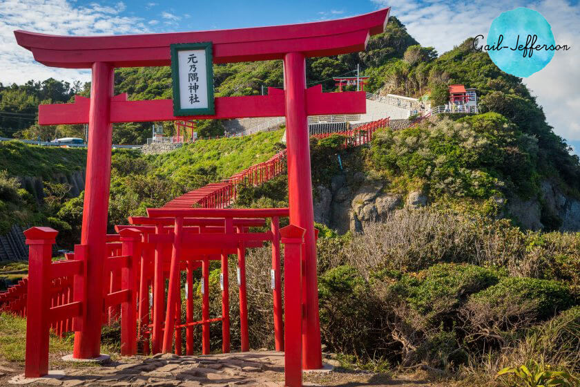 Motonosumi-Inari Shrine 作为日本人的神圣旅游胜地的人气旅游景点“元之隅稻荷神社”。大家好，今天又照例回来和admin见面了。不得不说，今天要带朋友们去认识一下日本很多人可能还不知道或者没去过的景点有机会去日本旅游