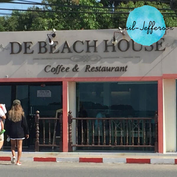 Cafe De Beach House 如果要说梭桃邑的一家拥有美丽海景的咖啡馆，“De Beach House”咖啡馆是另一个有趣的地方。 这家商店在沿着海滩通往梭桃邑区办公室的路上。 在到达舰队区入口处的警卫室之前，商店将位于左侧。 至于这家餐厅的酒水，会有推荐